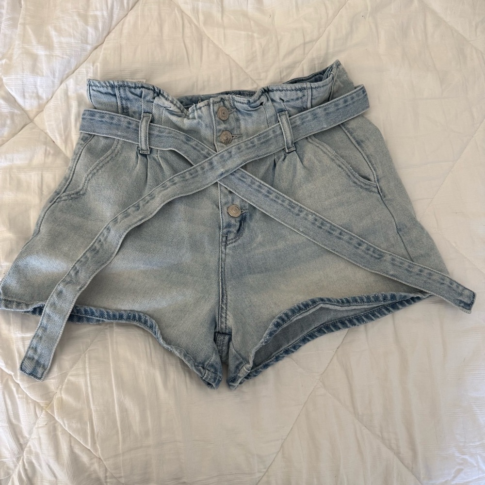 American Eagle High-Waisted Women Mom Shorts. Size 6. Used.
